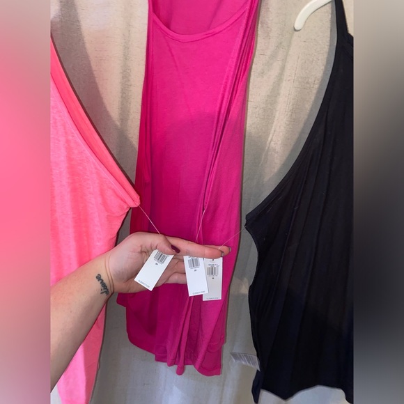 Tank tops - Picture 2 of 2